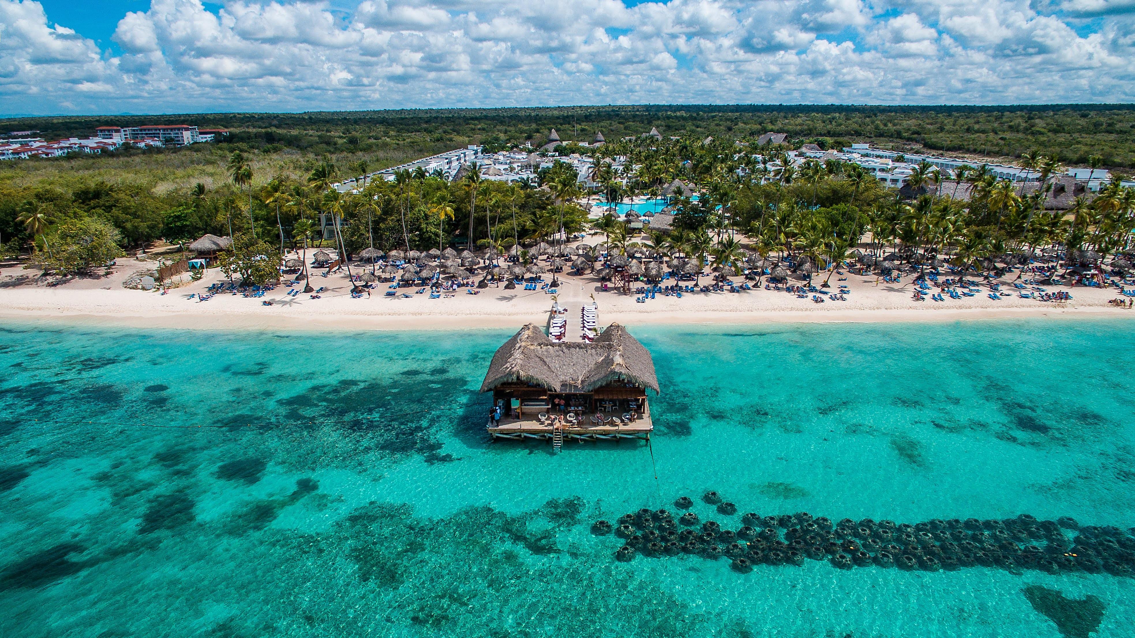 ビー リブ コレクション カノア オール インクルーシブ バヤイベ エクステリア 写真 Aerial view of the beach and the sea restaurant