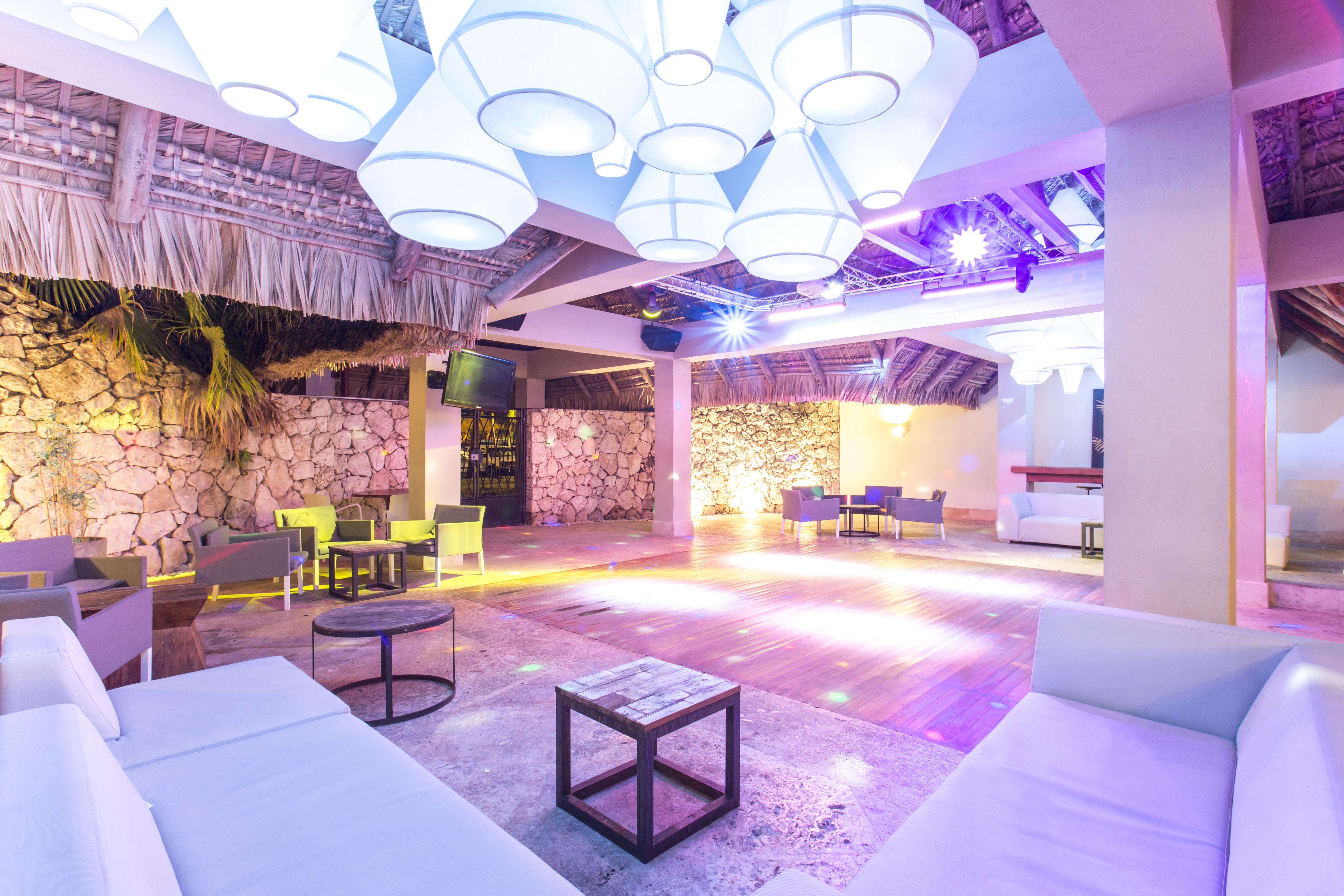 ビー リブ コレクション カノア オール インクルーシブ バヤイベ エクステリア 写真 The interior of the nightclub