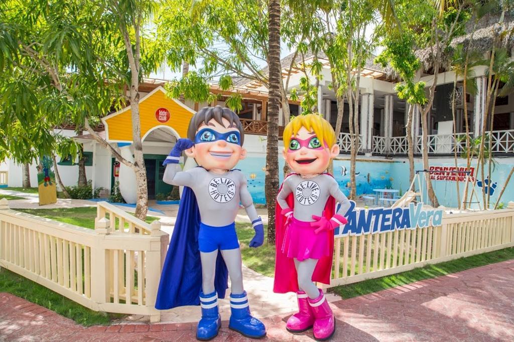 ビー リブ コレクション カノア オール インクルーシブ バヤイベ エクステリア 写真 Antena 3's mascots, Antoñito and Antoñita, at the Antena 3 Park.