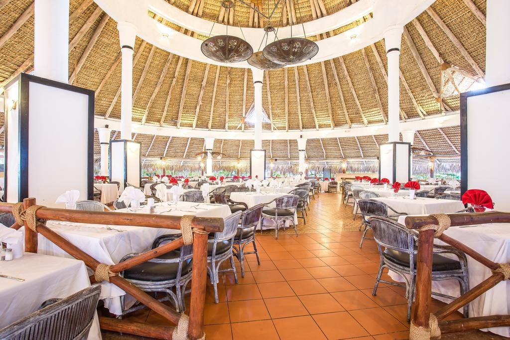 ビー リブ コレクション カノア オール インクルーシブ バヤイベ エクステリア 写真 The interior of the restaurant